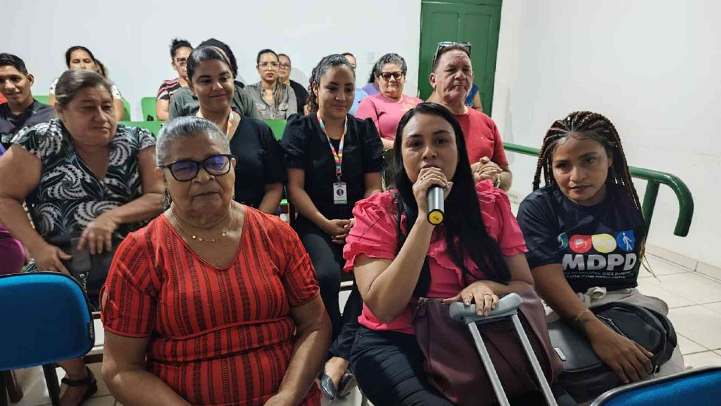 Miembros del Comité Municipal de Barcarena para los Derechos de las Personas con Discapacidad participan en el taller organizado por la Alcaldía y UNDRR