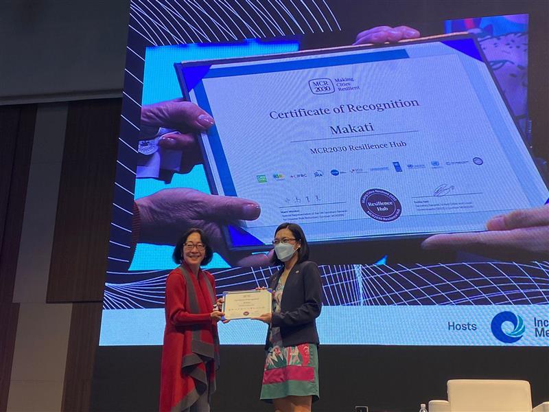 UNDRR Head (L) handed over the Resiliecne Hub certificate to the representative of Makati City at the International Disaster Resilience Leaders Forum in Incheon, Republic of Korea on 29 September 2022. (Photo: UNDRR ONEA-GETI)
