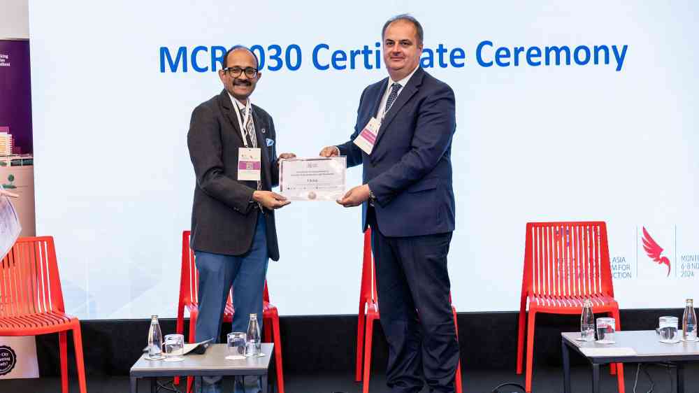 SRSG of UNDRR is giving the MCR2030 member certificate to a new city