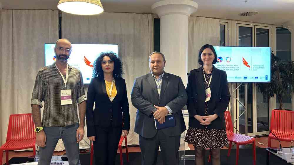 Speakers of the MCR2030 LL