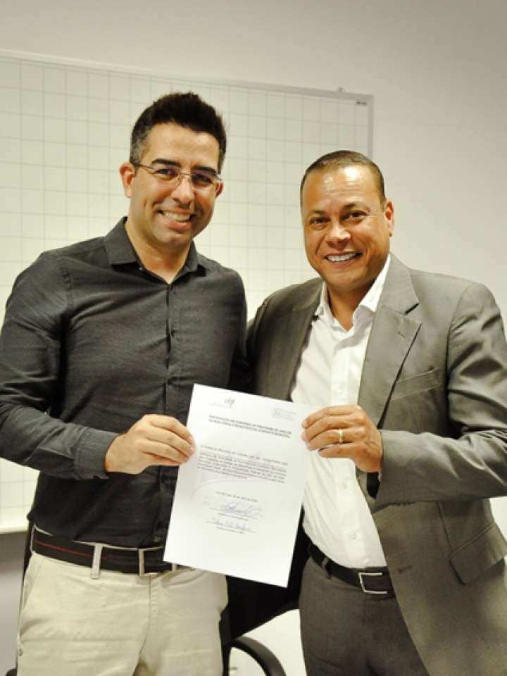 Fabrício Campos (UFJF) next to César da Silva Nascimento (Cubatão, SP) and Lorena Rodrigues de Oliveira (Franco da Rocha, SP) with signed cooperation agreements.