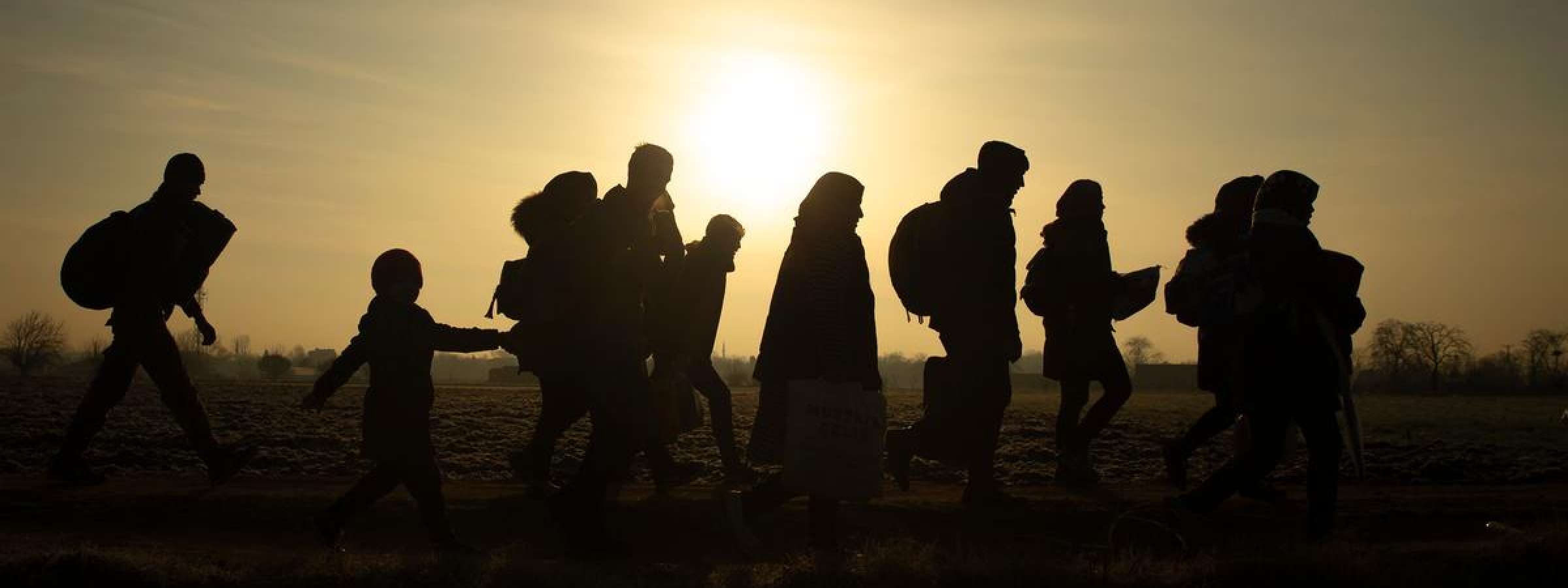 Migrants walk towards Türkiye’s Pazarkule border crossing with Greece’s Kastanies, Edirne, Türkiye